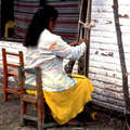 Mujer lengua tejiendo un cinturón en un telar tradicional Marvka Caballero, Makthalawaiya. Paraguay 1984.
 &copy; 1984 Stephen Kidd/Survival