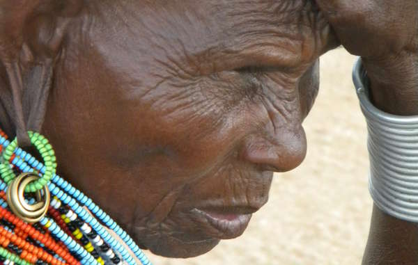 Un aîné samburu expulsé du district de Laikipia au Kenya.