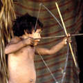 Un niño awá-guajá aprende a tirar con arco, Brasil 1992.
 &copy; Fiona Watson/Survival