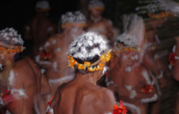 Un rituale notturno degli Awá.