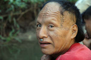 Oltre la metà dei membri della tribù di quest'uomo Nahua è morta per malattie diffuse negli anni ’80, quando la Shell cercava gas nell'area.