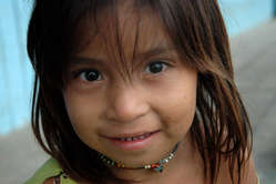 Enfant yaminahua, Pérou. Les Yaminahua vivent à proximité des   Indiens isolés murunahua.
