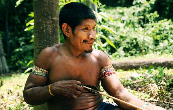 Brasile, un uomo awá costruisce frecce. Gli Awá hanno una conoscenza profonda della foresta e sono abili cacciatori.