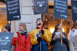 Die Demonstranten mit ihren Transparenten vor dem bekannten Diamantenhändler Graff.