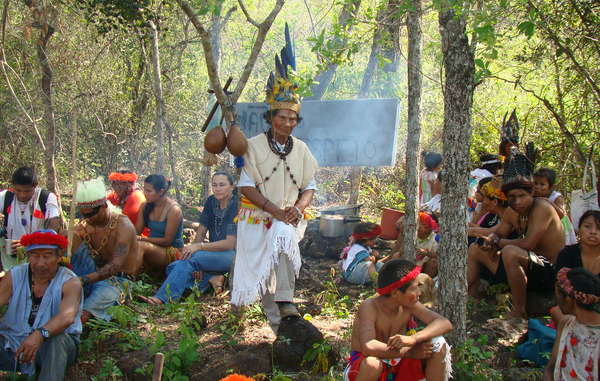 Indígenas guaraníes de la comunidad de Leia se congregan en un ritual de protesta sobre su tierra ancestral.