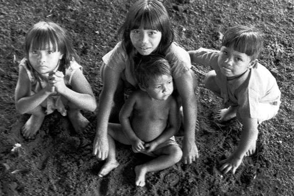 Los guaraníes Los guaraníes brasileños sufren en manos de violentos terratenientes Para los guaraníes, la tierra es el origen de toda vida. Pero las violentas invasiones de los terratenientes ganaderos han destruido su territorio y prácticamente toda su tierra les ha sido usurpada. In0013_460_landscape