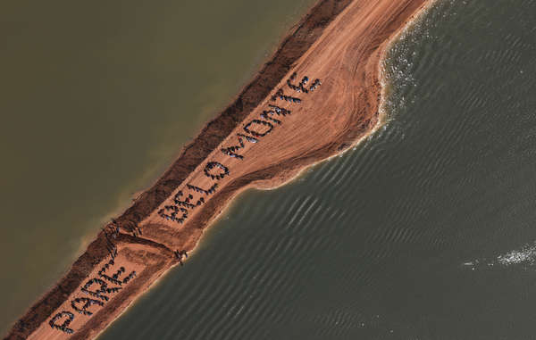 Indígenas ocupan el lugar de la presa de Belo Monte y reconectan el río Xingú.