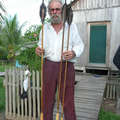 FUNAI medewerker José Carlos Meirelles met pijlen van geïsoleerde Indianen, Brazilië. &copy; Gleison Miranda/<span class="caps">FUNAI</span>