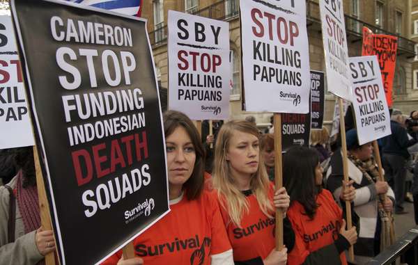 Les manifestants ont brandi des pancartes sur lesquelles on pouvait lire : ‘SBY : halte au massacre des Papous’, ou encore ‘Cameron : halte au financement des escadrons de la mort indonésiens’.