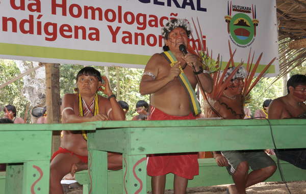 O Davi Yanomami se dirige aos participantes na Assembleia