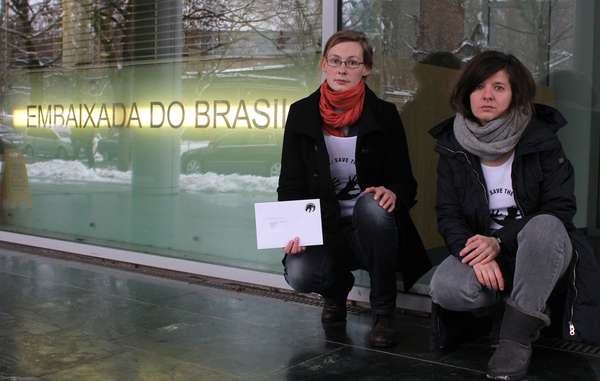 In Berlin übergaben Unterstützer der Awá einen Brief an die Botschaft Brasiliens.