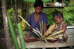Batak Mutter und Kind teilen Bambus, Palawan, Philippinen
