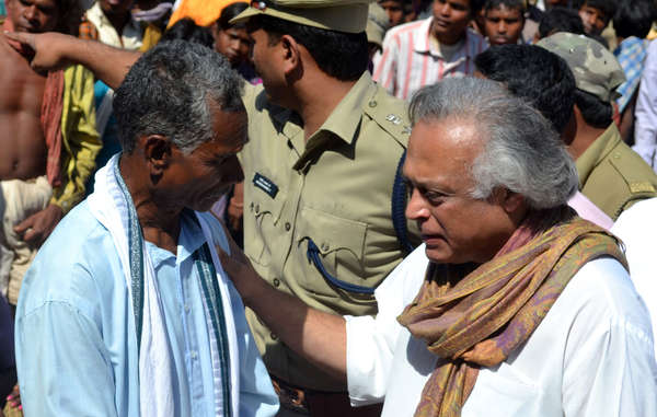 Ramesh escucha las preocupaciones de Kumti Majhi, un líder kondh