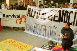 Concentración pacífica frente al Consulado de Perú en Barcelona. © Josep Centelles/Survival