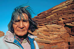 L'aîné hopi James Kootshongsie, décédé en 1996. Les Hopi sont ‘farouchement opposés’ à la vente aux enchères de leurs objets sacrés à l'hôtel Drouot à Paris.
