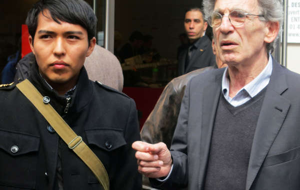 El estudiante hopi Bo Lomahquahu y el director de Survival International Francia protestaron a las afueras de la subasta de 70 katsinam en abril de 2013.