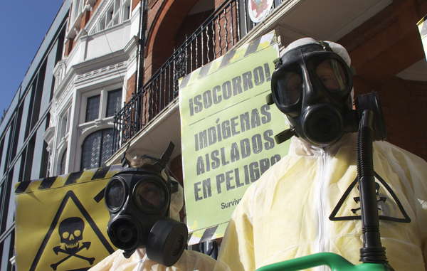 Aktivisten in London tragen Atemmasken, um auf die tödlichen Auswirkungen des Camisea-Projektes auf Perus unkontaktierte Indigene hinzuweisen. Aktivisten in Berlin tragen Atemmasken und Helme, um auf die tödlichen Auswirkungen des Camisea-Projektes auf Perus unkontaktierte Indigene hinzuweisen.