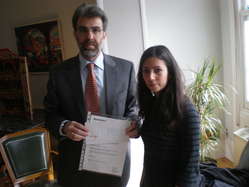 Representante de la embajada de Perú en Madrid recibe la carta para el Presidente Humala y la petición por los indígenas aislados firmada por más de 120.000 personas.