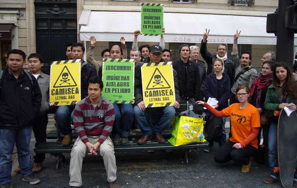 Les manifestants à Paris ont brandi des pancartes symbolisant les effets mortels du projet Camisea sur les tribus isolées du Pérou. 