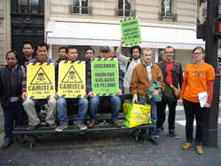 Les manifestants à Paris ont brandi des pancartes symbolisant les effets mortels du projet Camisea sur les tribus isolées du Pérou.