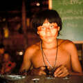 Haraldo Yanomami (14 jr) maakt halsketting van stekelvarkenstekels, Demini, Brazilië. &copy; 1996 Fiona Watson/Survival
