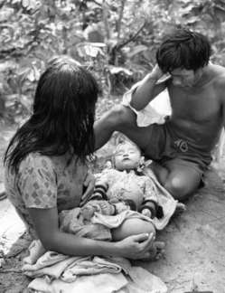 Un couple karajá avec leur bébé mort de la grippe.