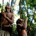Hommes penan dans la forêt. &copy; Andy Rain/Nick Rain/Survival