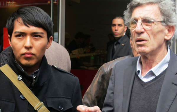 Hopi-Student Bo Lomahquahu und der Direktor von Survival International Frankreich protestierten im April 2013 gegen die Versteigerung von 70 Katsinam.
