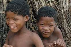 Niños bosquimanos jugando, Kaudwane.