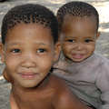 Bosjesman-kinderen &copy; Survival