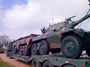 Tanques, helicópteros e aproximadamente cem outros veículos foram mandados para proteger a floresta.