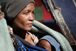 Femme bushman et son enfant, Kaudwane, Botswana.
