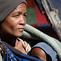 Bosjesman moeder en kind, Kaudwane, Botswana, mei 2006. &copy; Alexandra Bagge/Survival