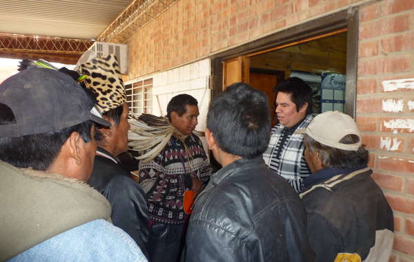Ayer los ayoreos exigieron ante la oficina de la Fiscalía que se ponga fin a la invasión de su tierra.