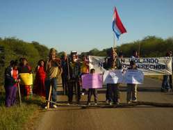 Imagen del bloqueo de los ayoreos de la Ruta Transchaco contra la invasión de su territorio.