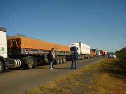 Con el bloqueo de la Panamericana los ayoreos denuncian la invasión de su tierra.