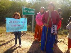 Los ayoreos que bloquean la carretera Panamericana protestan contra la invasión de su tierra.