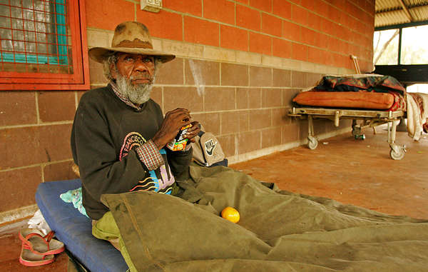 Ein Aborigine-Ältester vor seinem Haus in Alice Springs. Die sozialen Probleme unter den 3.000 Aborigines, die in seiner Gemeinde leben, sind riesig und reichen von Alkoholmissbrauch zu häuslicher Gewalt.