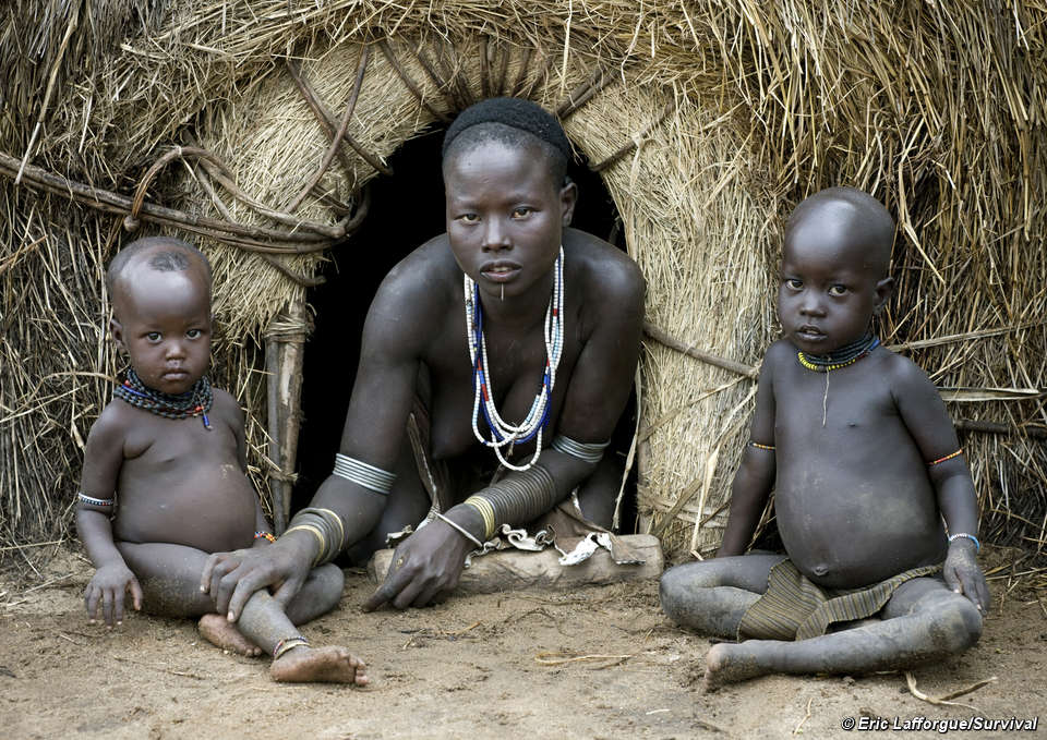 Los karo (o kara), con una población de entre 1.000 y 1.500 habitantes, viven en la orilla este del río Omo, en el sur de Etiopía. En la foto, una madre karo con sus hijos.