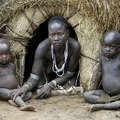 I Karo (o Kara), contano circa 1000 - 1500 persone e vivono lungo le rive orientali del fiume Omo, nell'Etiopia meridionale. &copy; Eric Lafforgue/Survival