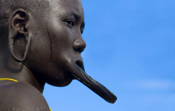 Die Mursi sind eines der von Gibe III betroffenen Völker im Omo Tal.