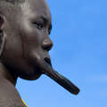 Le donne Mursi amano indossare un piattello alle labbra. Viene indossato prima del matrimonio, intorno all'età di 16 anni. &copy; Eric Lafforgue/Survival