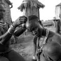 Le donne Karo (o Kara) dedicano molta attenzione al taglio e alla cura dei capelli. &copy; Eric Lafforgue/Survival