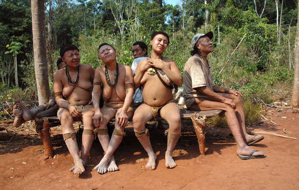Ces cinq Akuntsu sont les derniers survivants d'un génocide silencieux, Brésil.