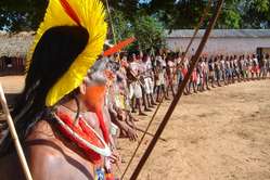 Kayapó Indianen dansen tijdens protest tegen dam in 2006 