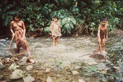 Enfants palawan pêchant dans la rivière Singnapan, à Ransang, municipalité de Rizal. © Dario Novellino