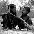 Jóvenes bosquimanos, Namibia.  © Mark Håkansson/Survival