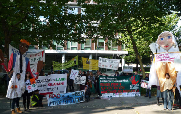 In Berlin forderten gestern Anhänger von Survival, FIAN und anderen Organisationen von Brasilien einen Stopp der bedrohlichen Gesetze und den Schutz indigenen Landes.