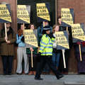 Demonstratie voor de Ayoreo in Londen, voor de ambassade van Paraguay. &copy; Marc Cowan/Survival