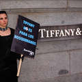 Manifestante caracterizada de Audrey Hepburn protesta a las afueras de la tienda de Tiffany en Madrid <small>&copy; Iñaki Luis/Survival</small>
